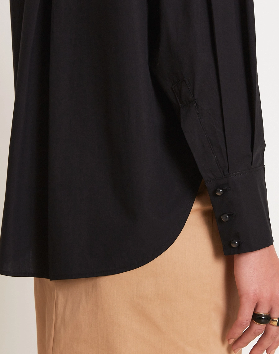 A Camisa Sheila é confeccionada em Paper, tecido com caimento alinhado, aspecto moderno e excelente durabilidade, ideal para composições elegantes e versáteis.