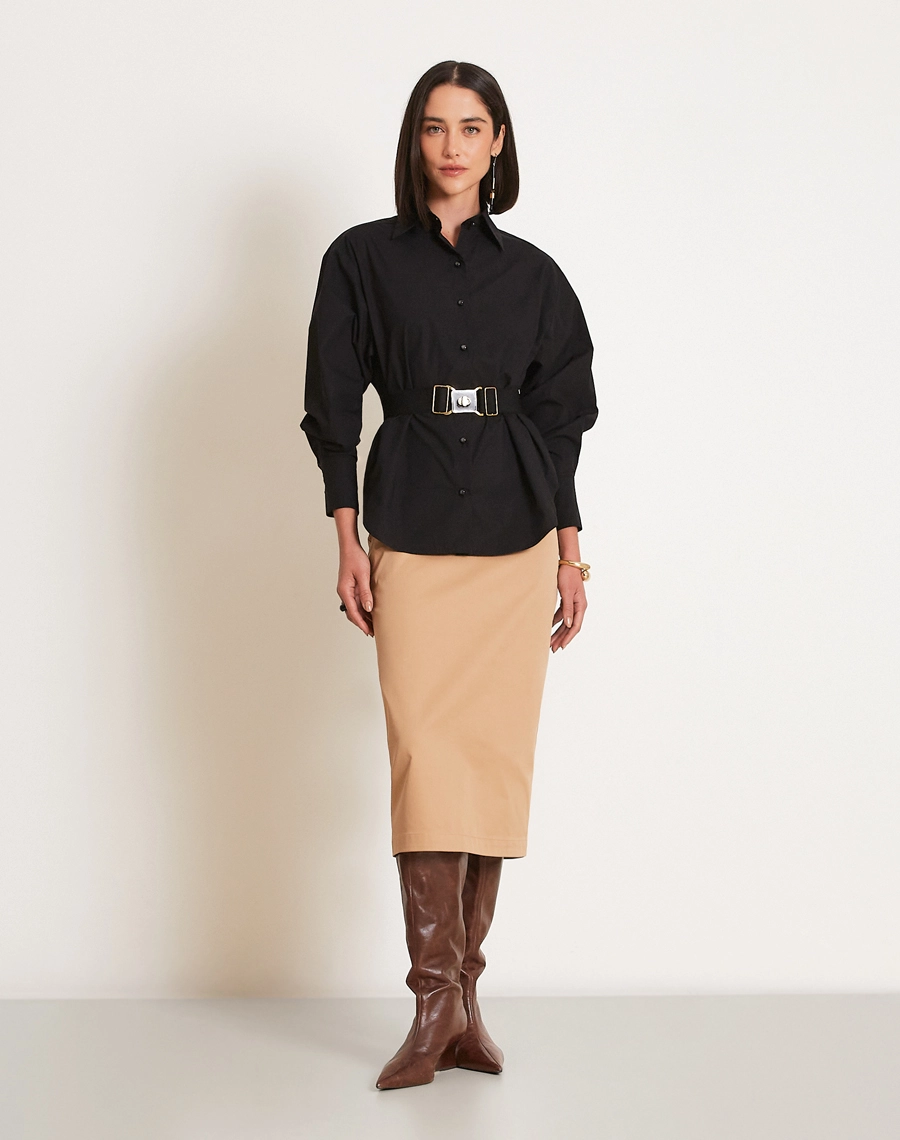 A Camisa Sheila é confeccionada em Paper, tecido com caimento alinhado, aspecto moderno e excelente durabilidade, ideal para composições elegantes e versáteis.