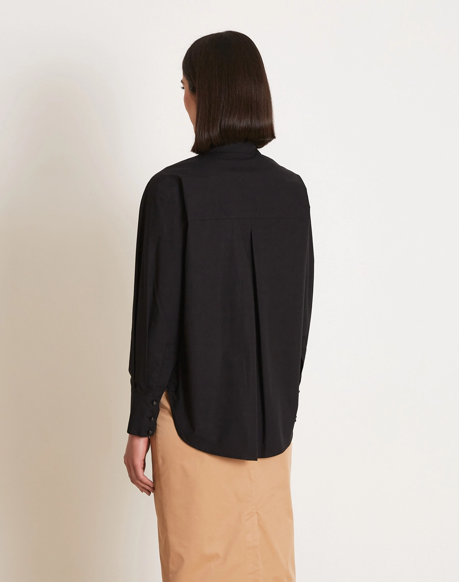 A Camisa Sheila é confeccionada em Paper, tecido com caimento alinhado, aspecto moderno e excelente durabilidade, ideal para composições elegantes e versáteis.