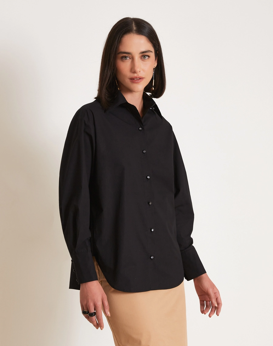 A Camisa Sheila é confeccionada em Paper, tecido com caimento alinhado, aspecto moderno e excelente durabilidade, ideal para composições elegantes e versáteis.