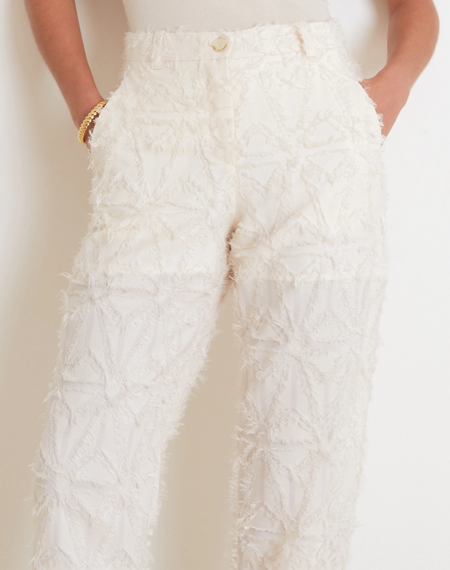 
A Calça Talia confeccionada em Jacquard com trama rica e padronagem em diagonal. <br/> 

