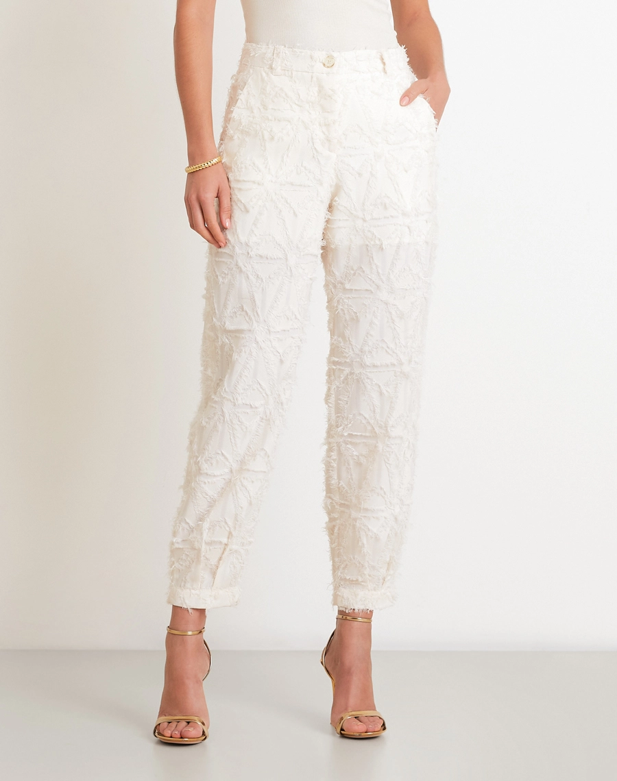 
A Calça Talia confeccionada em Jacquard com trama rica e padronagem em diagonal. <br/> 

