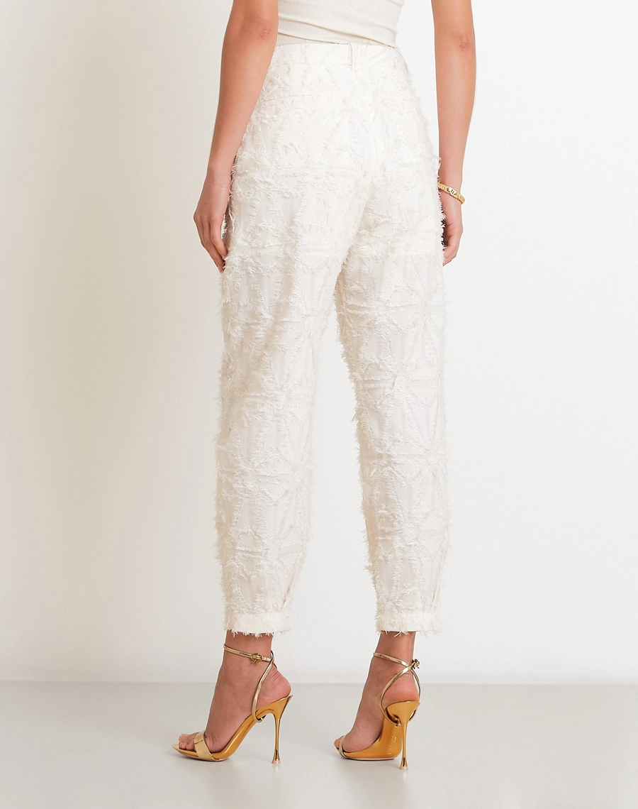
A Calça Talia confeccionada em Jacquard com trama rica e padronagem em diagonal. <br/> 

