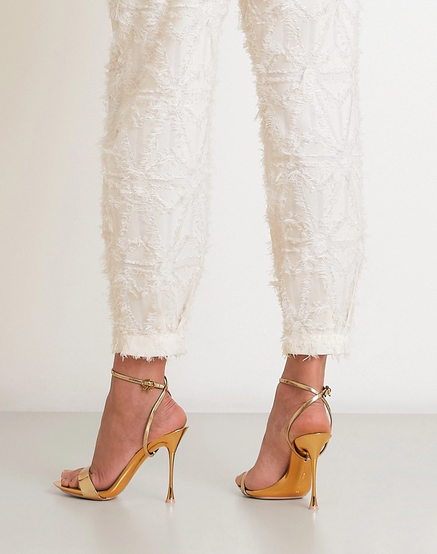 
A Calça Talia confeccionada em Jacquard com trama rica e padronagem em diagonal. <br/> 

