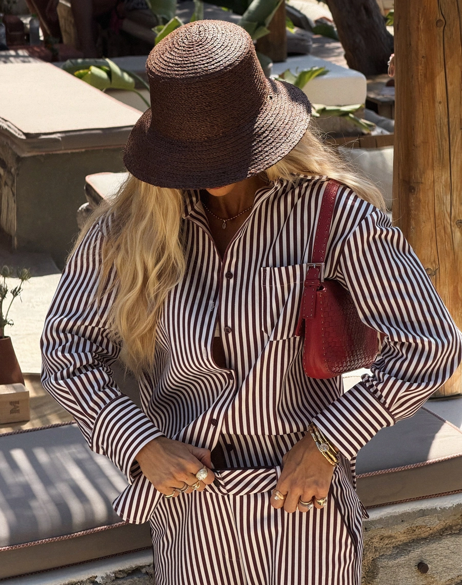 A Camisa Helena é confeccionada em Cotton listrado, tecido com toque macio e confortável, com leve elasticidade que proporciona liberdade de movimento e ótimo caimento. <br/>