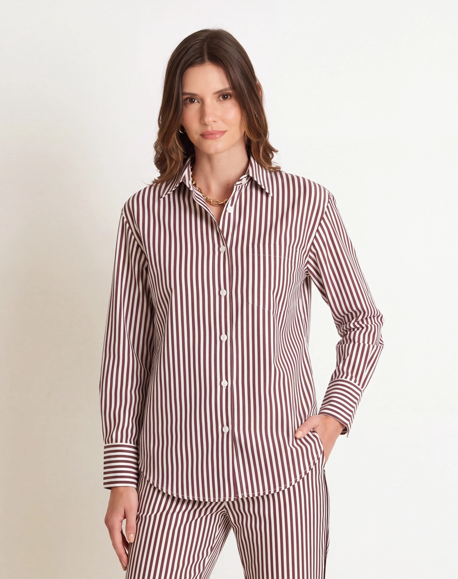 A Camisa Helena é confeccionada em Cotton listrado, tecido com toque macio e confortável, com leve elasticidade que proporciona liberdade de movimento e ótimo caimento. <br/>
