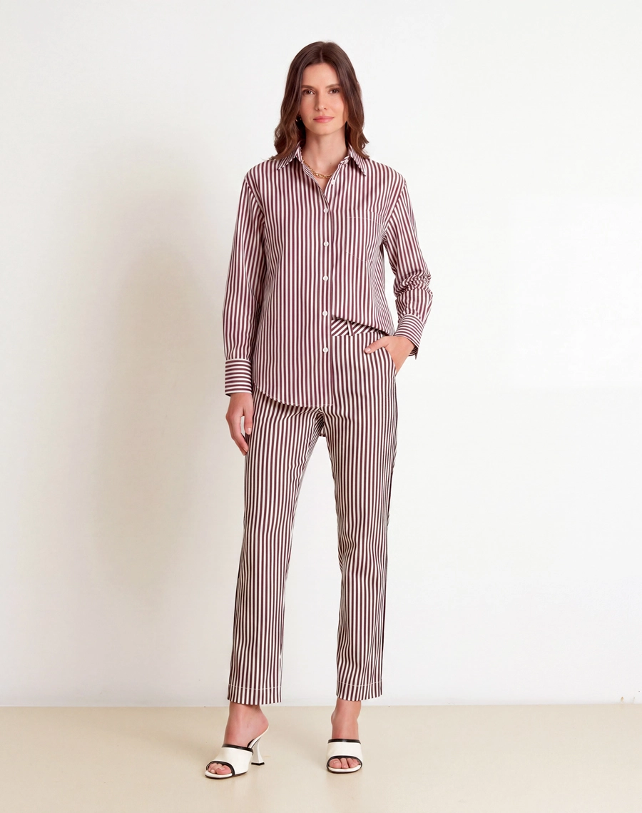 A Camisa Helena é confeccionada em Cotton listrado, tecido com toque macio e confortável, com leve elasticidade que proporciona liberdade de movimento e ótimo caimento. <br/>