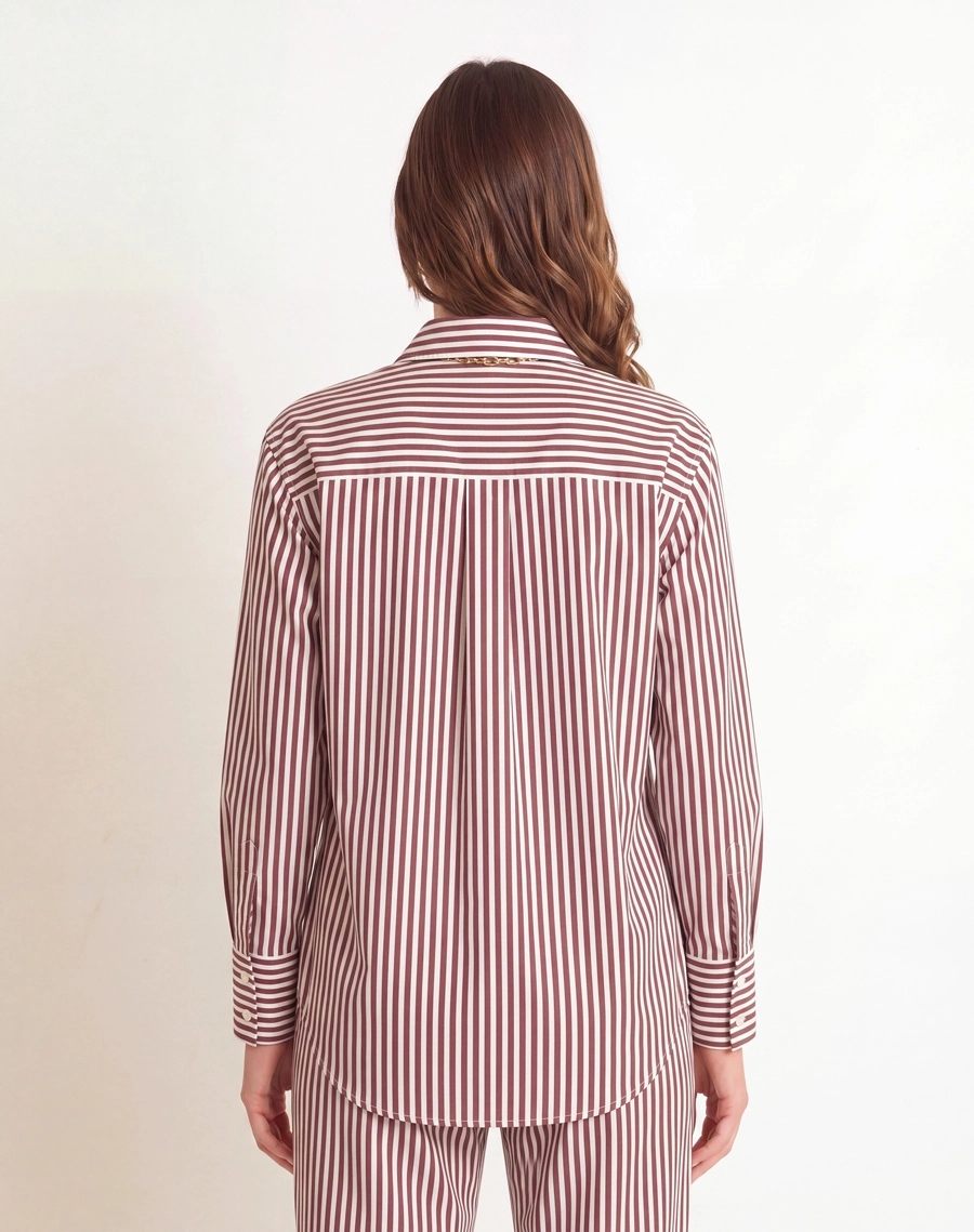 A Camisa Helena é confeccionada em Cotton listrado, tecido com toque macio e confortável, com leve elasticidade que proporciona liberdade de movimento e ótimo caimento. <br/>