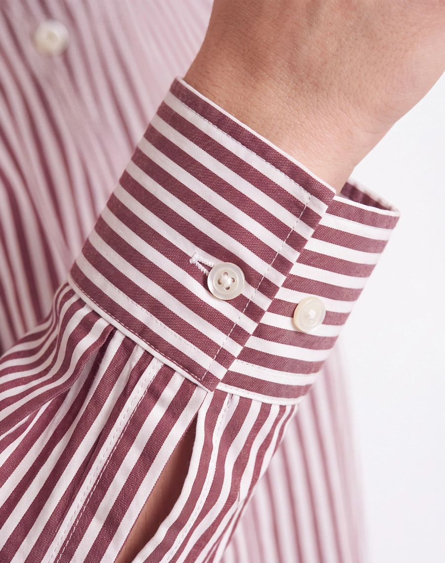 A Camisa Helena é confeccionada em Cotton listrado, tecido com toque macio e confortável, com leve elasticidade que proporciona liberdade de movimento e ótimo caimento. <br/>