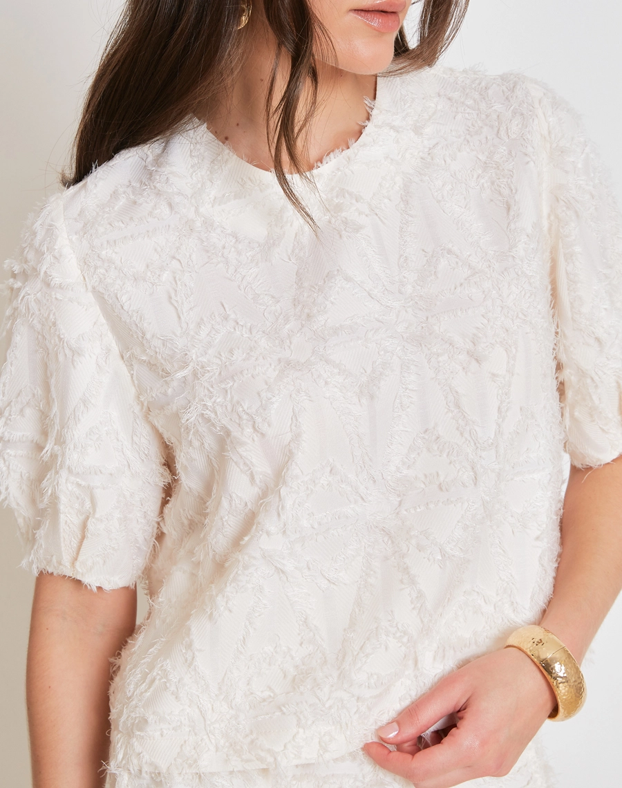 A Blusa Talia confeccionada é em Jacquard, tecido nobre, caracterizado pelos desenhos incorporados à própria trama, que criam um efeito de relevo sofisticado e cheio de personalidade.<br/>

