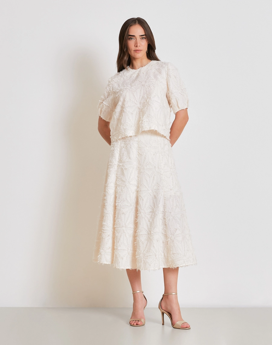 A Blusa Talia confeccionada é em Jacquard, tecido nobre, caracterizado pelos desenhos incorporados à própria trama, que criam um efeito de relevo sofisticado e cheio de personalidade.<br/>

