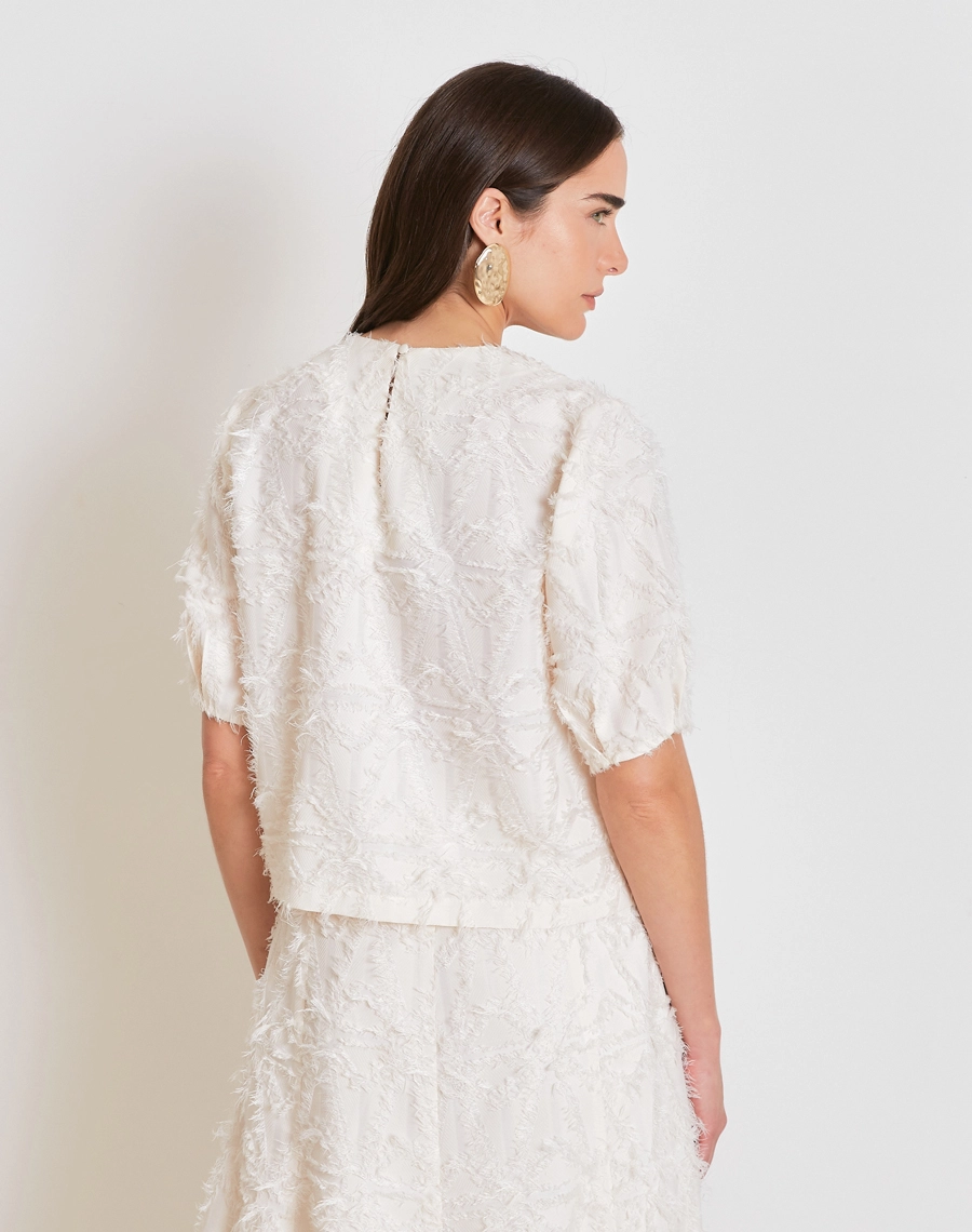 A Blusa Talia confeccionada é em Jacquard, tecido nobre, caracterizado pelos desenhos incorporados à própria trama, que criam um efeito de relevo sofisticado e cheio de personalidade.<br/>

