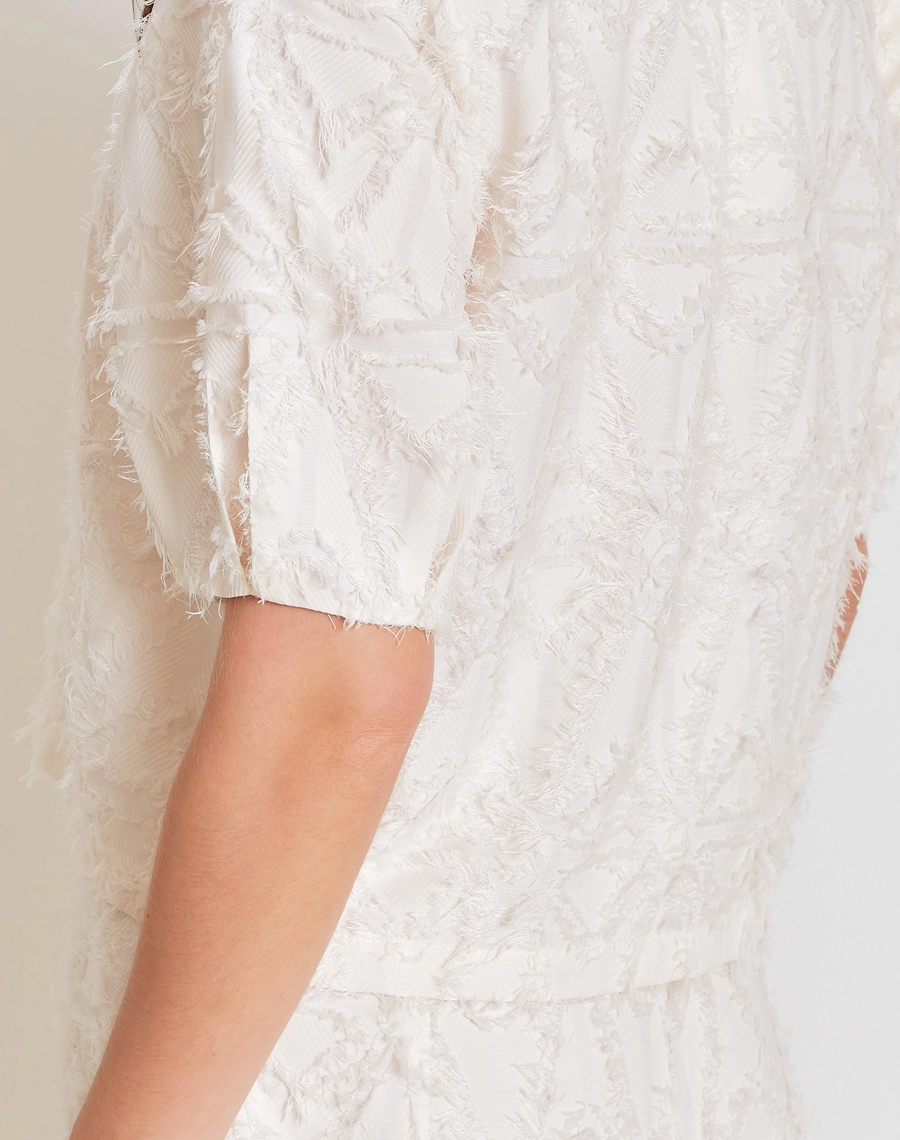 A Blusa Talia confeccionada é em Jacquard, tecido nobre, caracterizado pelos desenhos incorporados à própria trama, que criam um efeito de relevo sofisticado e cheio de personalidade.<br/>

