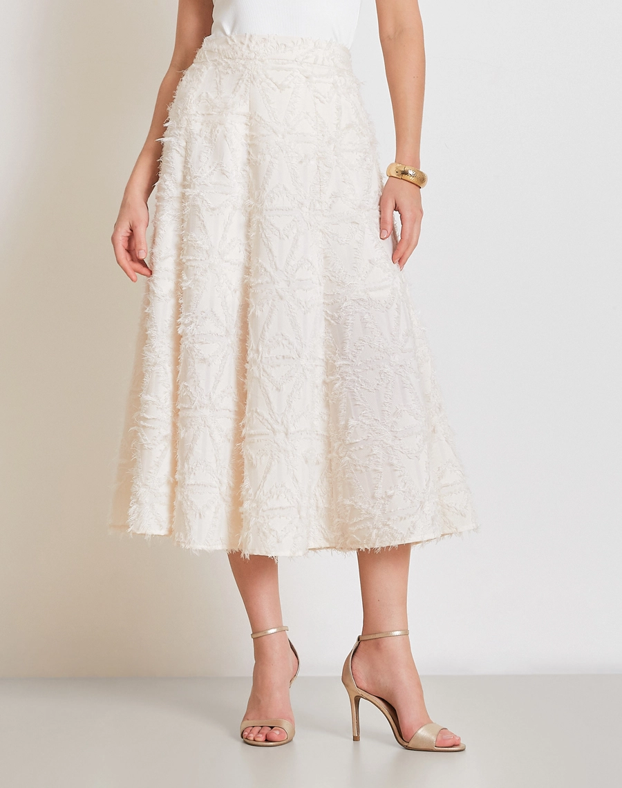 A Saia Midi Talia confeccionada em Jacquard, tecido de alto padrão, com desenho em relevo e textura levemente desfiada que adiciona sofisticação e um toque moderno à peça.