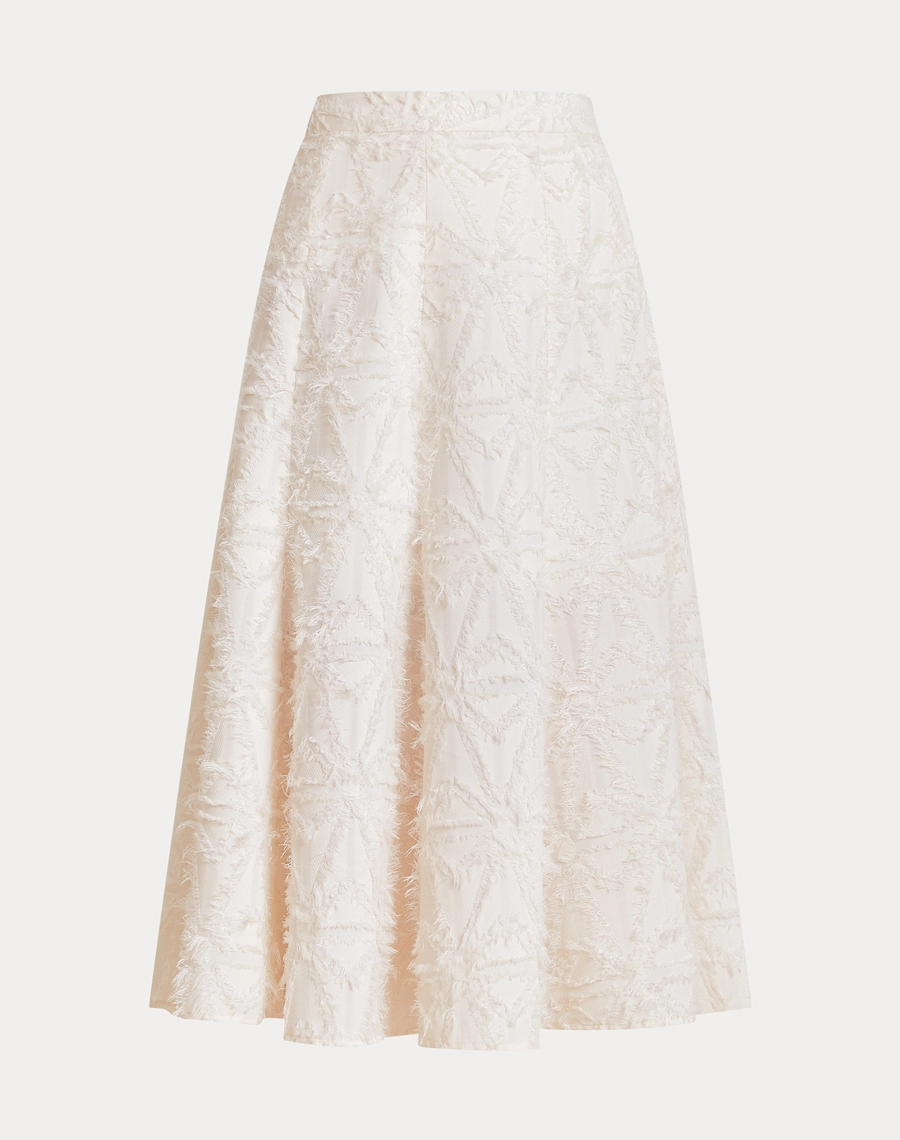 A Saia Midi Talia confeccionada em Jacquard, tecido de alto padrão, com desenho em relevo e textura levemente desfiada que adiciona sofisticação e um toque moderno à peça.