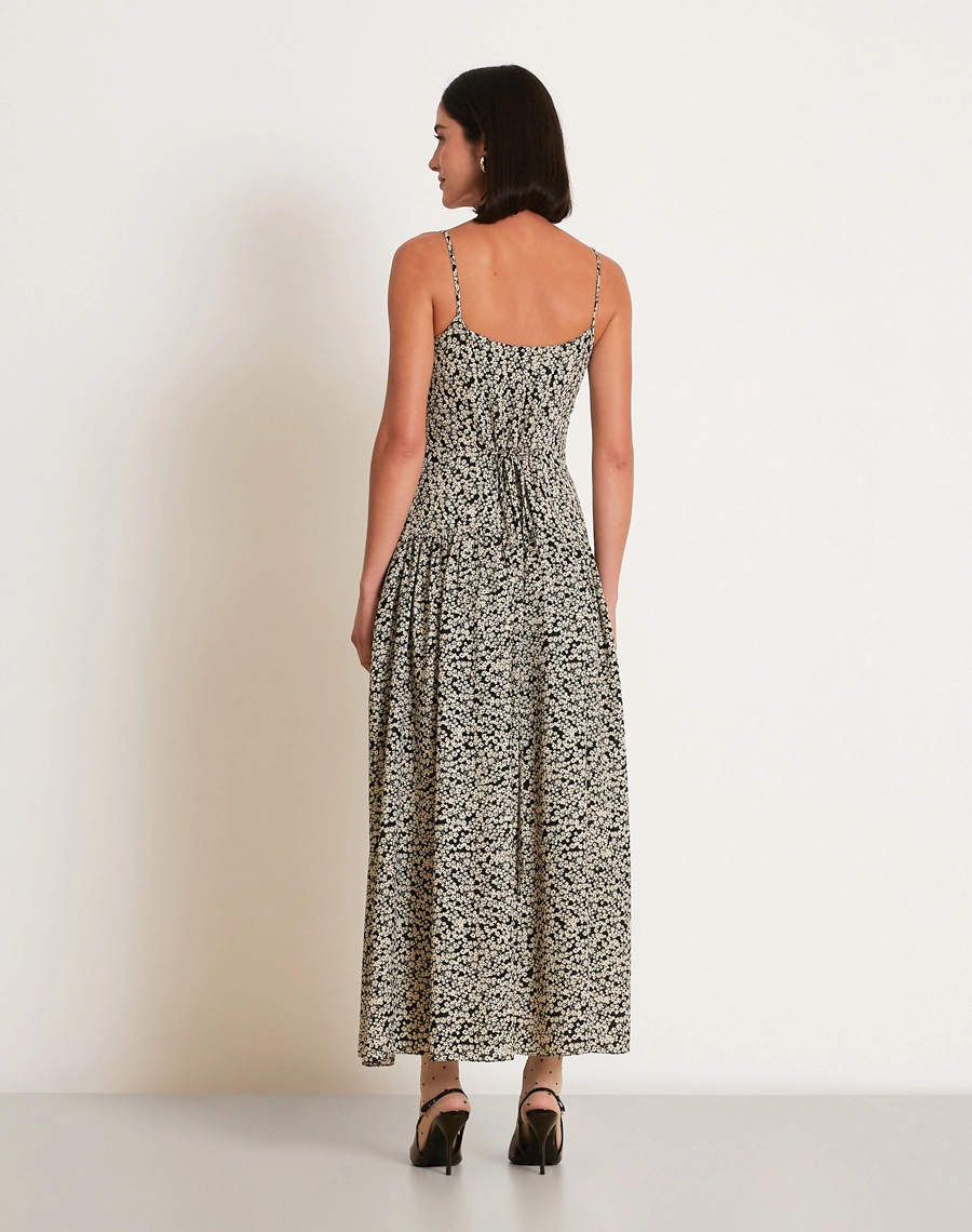 O Vestido Longo Elliana é confeccionado em crepinho estampado, um tecido leve, de toque suave e com textura levemente creponada, que proporciona ótimo caimento e movimento natural à peça.