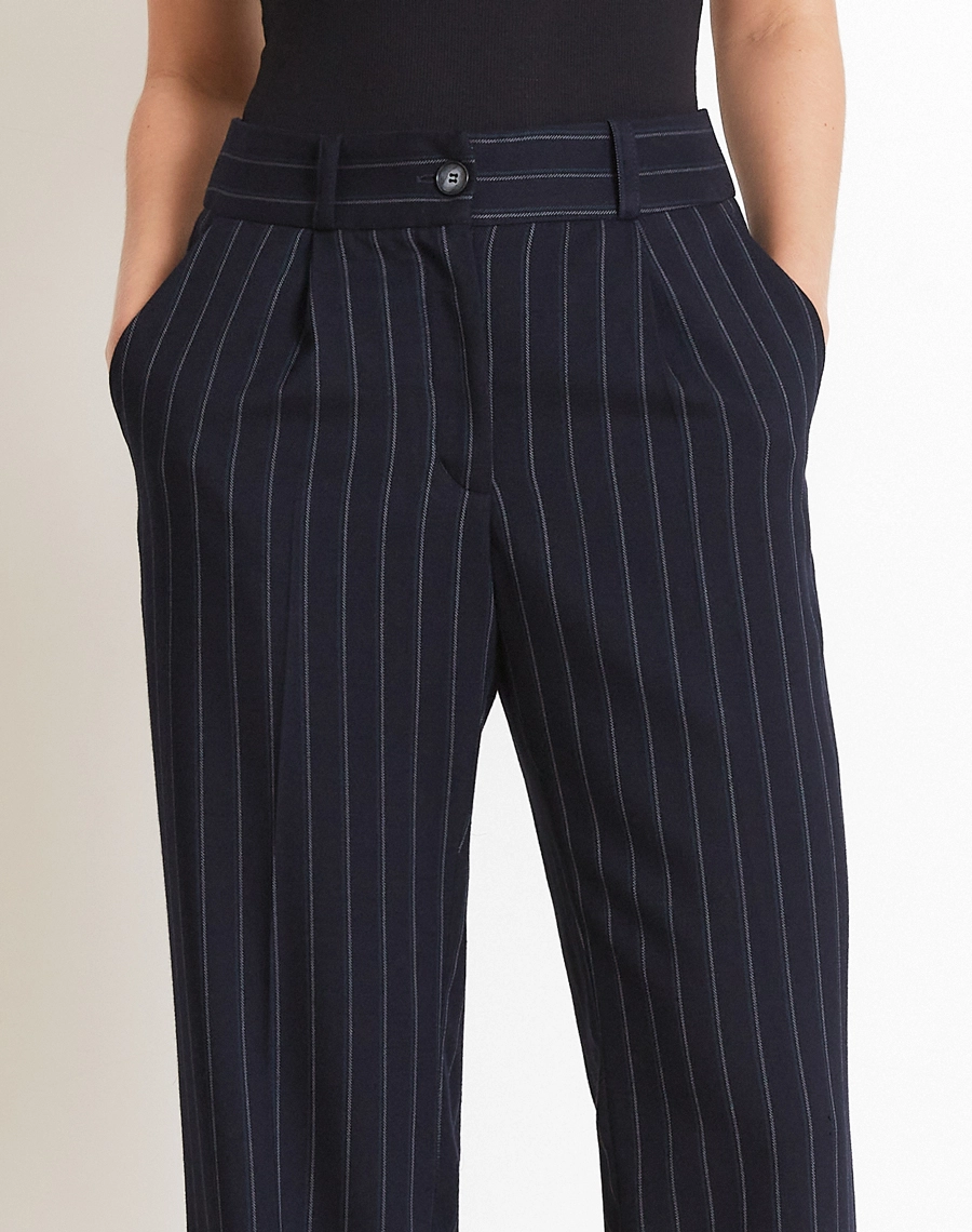 A Calça Js 2026 é confeccionado em Techno Wool Blend, tecido que une o visual sofisticado da lã com a inovação das fibras tecnológicas, criando uma base moderna, versátil e de alta performance.