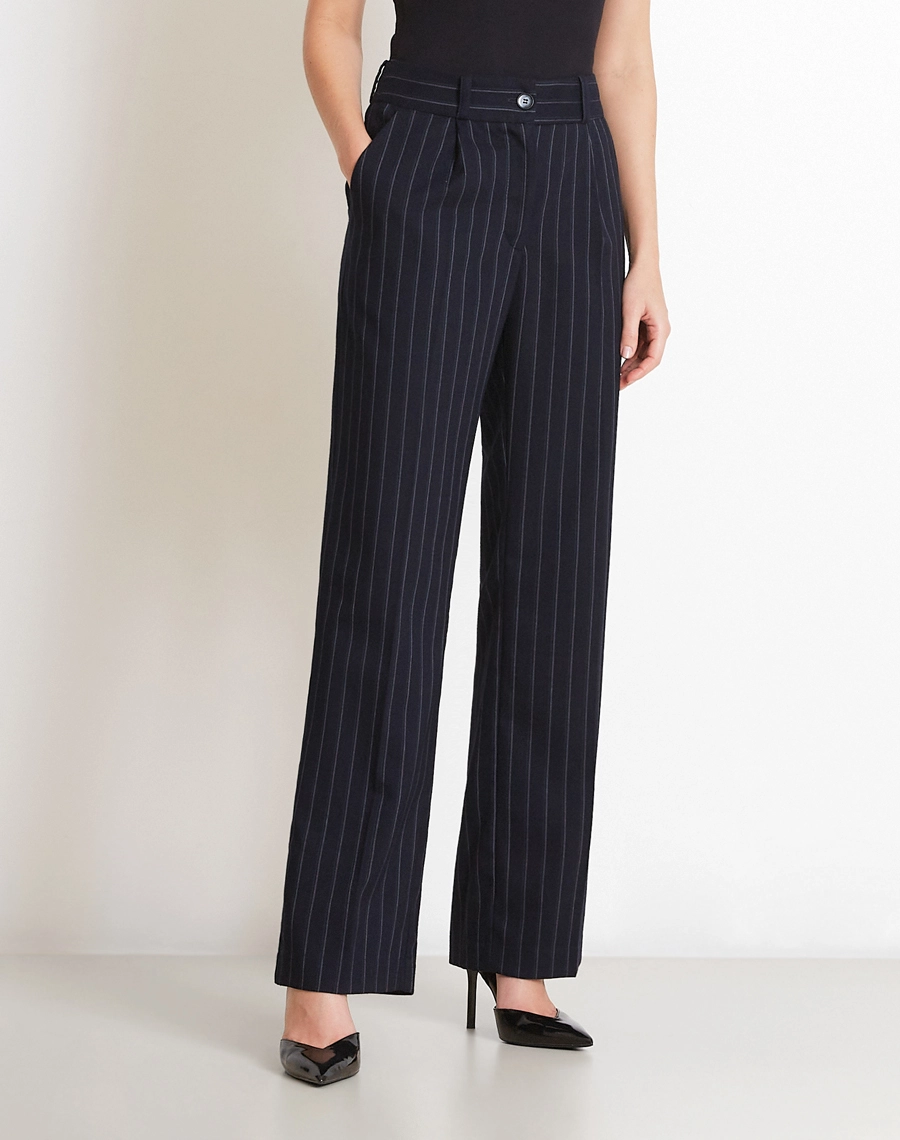 A Calça Js 2026 é confeccionado em Techno Wool Blend, tecido que une o visual sofisticado da lã com a inovação das fibras tecnológicas, criando uma base moderna, versátil e de alta performance.