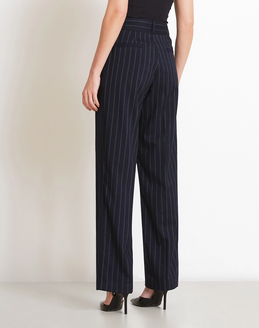 A Calça Js 2026 é confeccionado em Techno Wool Blend, tecido que une o visual sofisticado da lã com a inovação das fibras tecnológicas, criando uma base moderna, versátil e de alta performance.