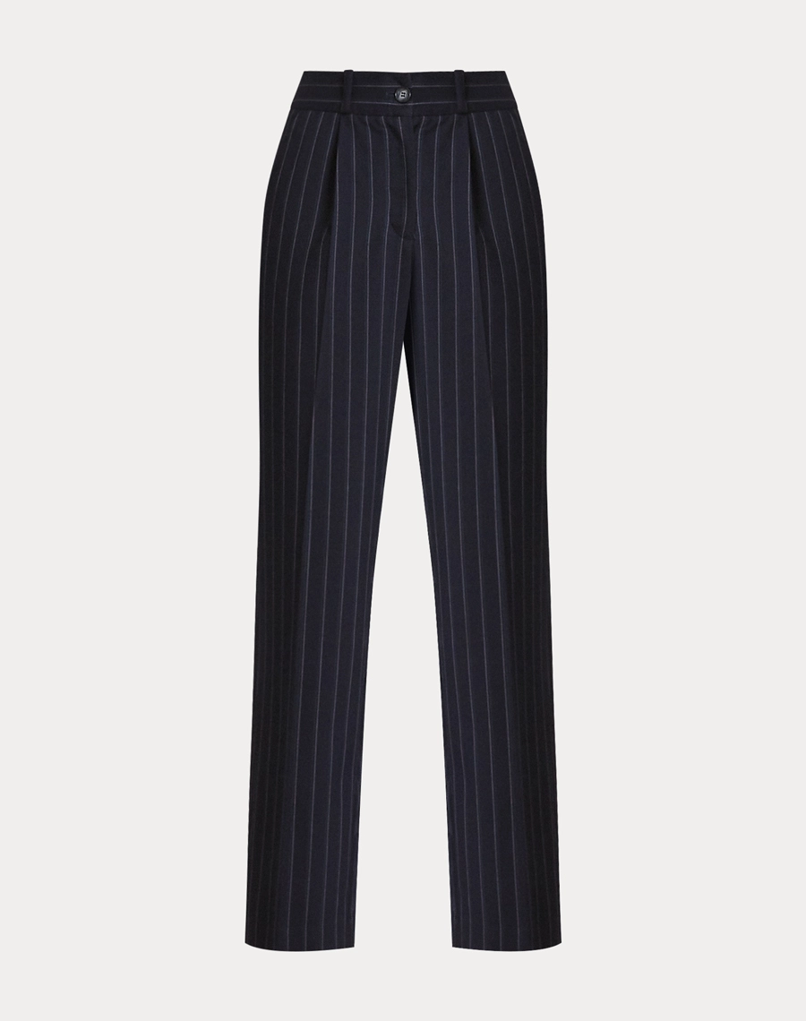 A Calça Js 2026 é confeccionado em Techno Wool Blend, tecido que une o visual sofisticado da lã com a inovação das fibras tecnológicas, criando uma base moderna, versátil e de alta performance.