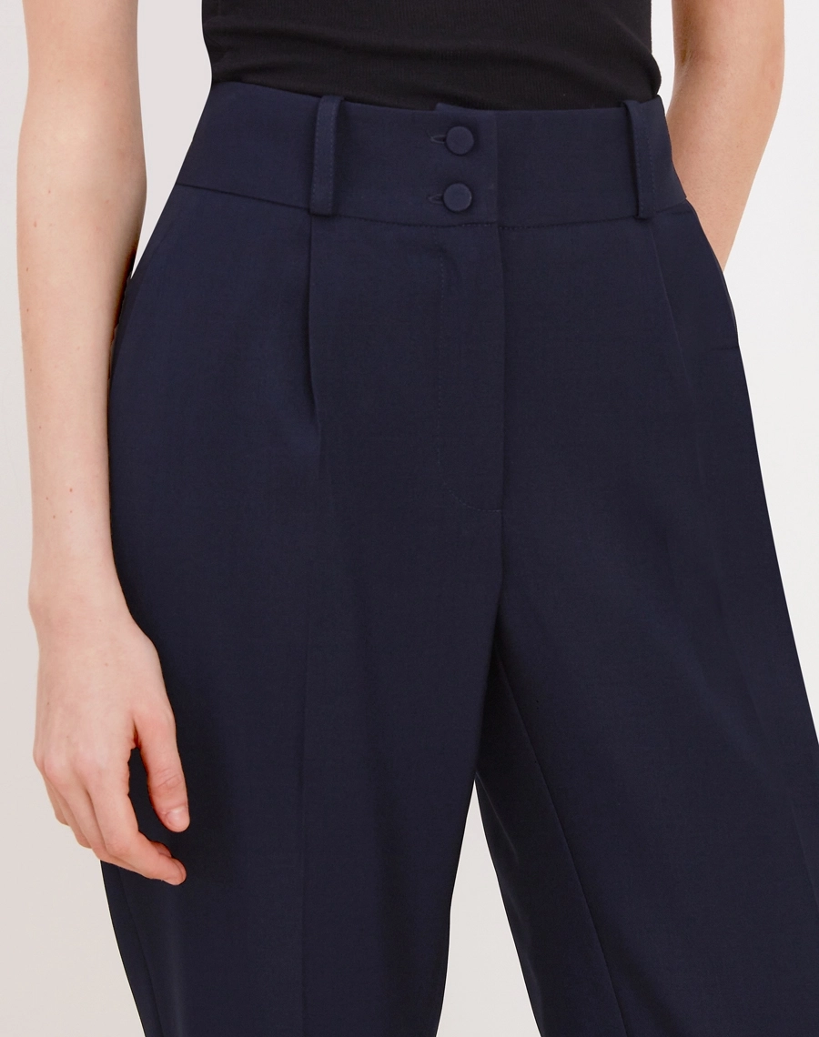 A Calça Mariana é confeccionada em Techno Wool Stretch, tecido que une a sofisticação da lã com a performance dos materiais tecnológicos, trazendo um visual de alfaiataria com muito mais conforto no uso diário.