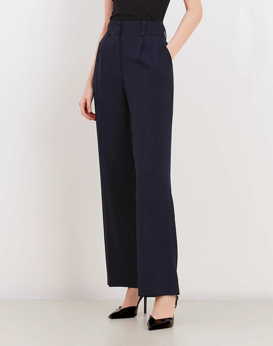 A Calça Mariana é confeccionada em Techno Wool Stretch, tecido que une a sofisticação da lã com a performance dos materiais tecnológicos, trazendo um visual de alfaiataria com muito mais conforto no uso diário.