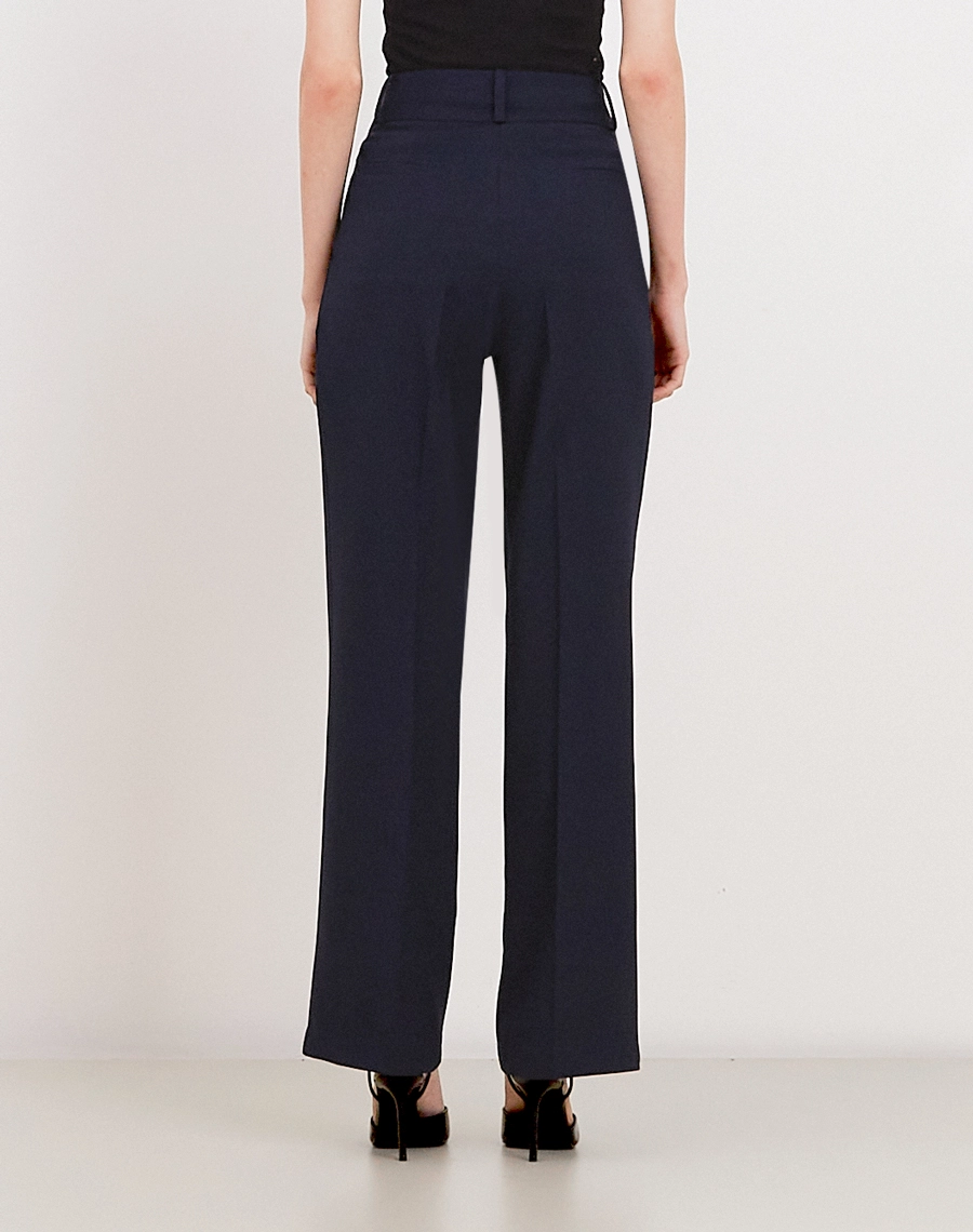 A Calça Mariana é confeccionada em Techno Wool Stretch, tecido que une a sofisticação da lã com a performance dos materiais tecnológicos, trazendo um visual de alfaiataria com muito mais conforto no uso diário.
