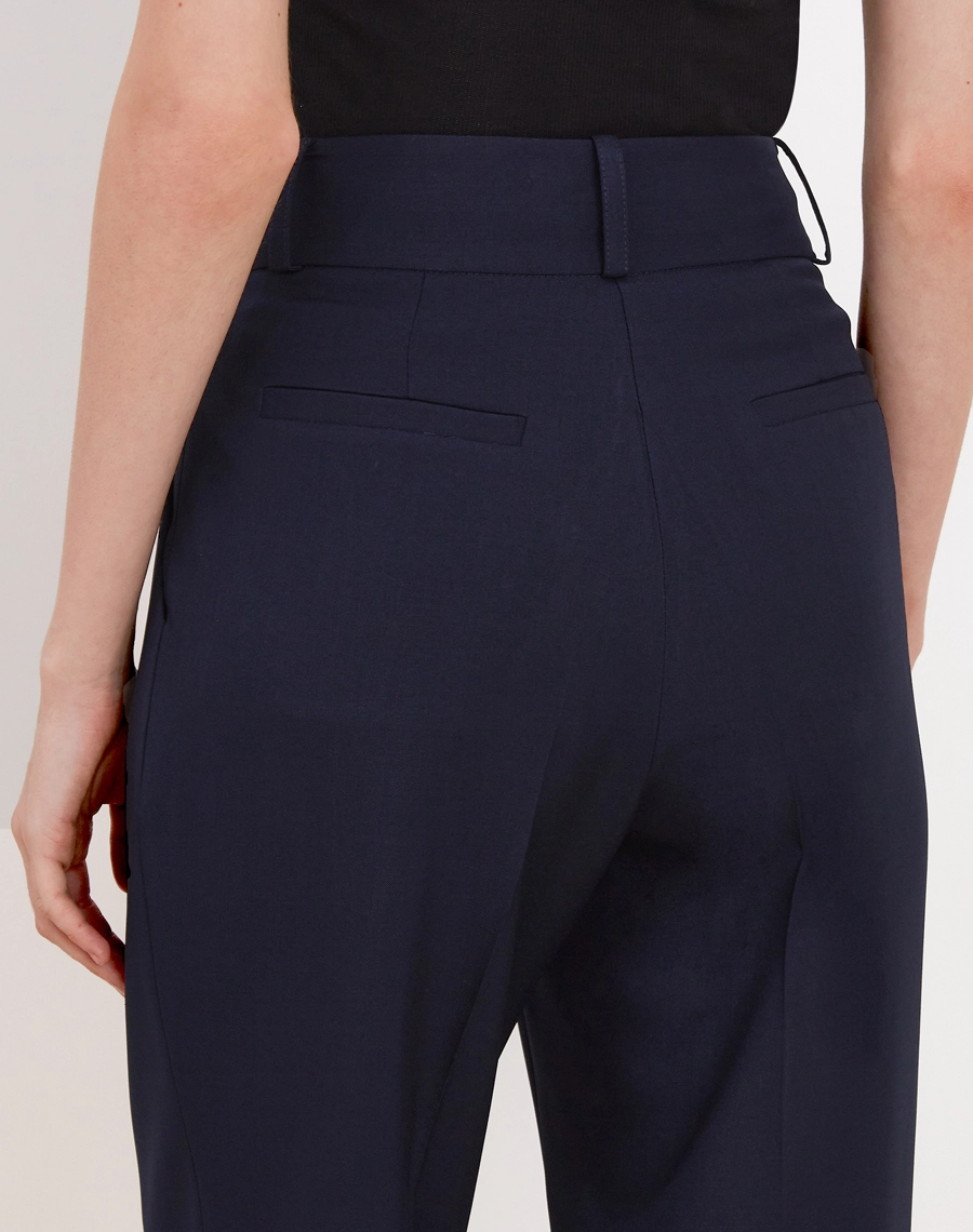 A Calça Mariana é confeccionada em Techno Wool Stretch, tecido que une a sofisticação da lã com a performance dos materiais tecnológicos, trazendo um visual de alfaiataria com muito mais conforto no uso diário.