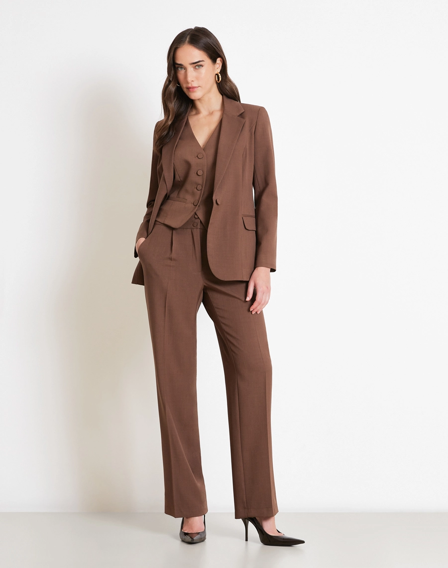A Calça Mariana é confeccionada em Techno Wool Stretch, tecido que une a sofisticação da lã com a performance dos materiais tecnológicos, trazendo um visual de alfaiataria com muito mais conforto no uso diário.