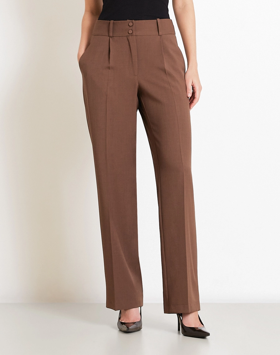 A Calça Mariana é confeccionada em Techno Wool Stretch, tecido que une a sofisticação da lã com a performance dos materiais tecnológicos, trazendo um visual de alfaiataria com muito mais conforto no uso diário.