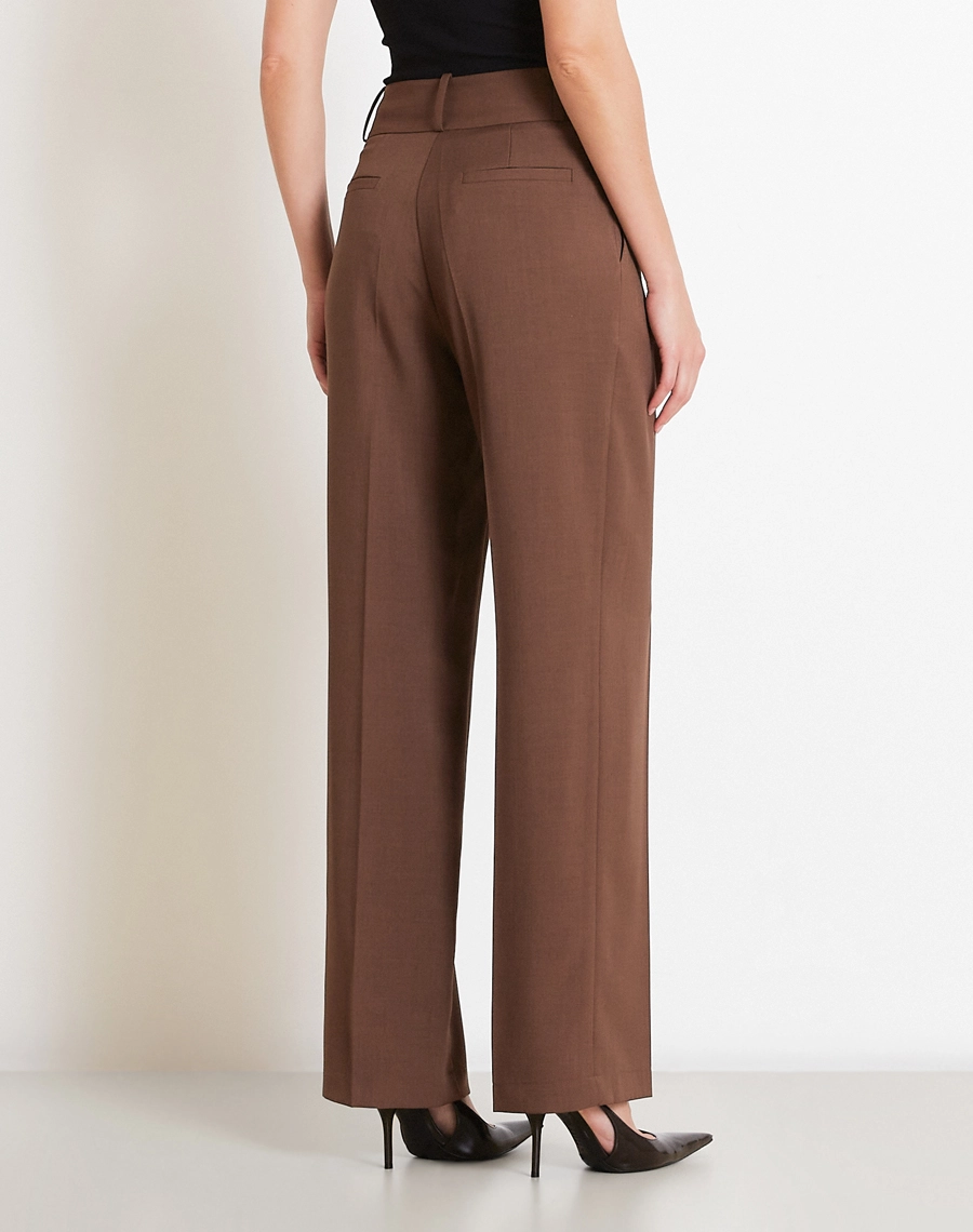 A Calça Mariana é confeccionada em Techno Wool Stretch, tecido que une a sofisticação da lã com a performance dos materiais tecnológicos, trazendo um visual de alfaiataria com muito mais conforto no uso diário.