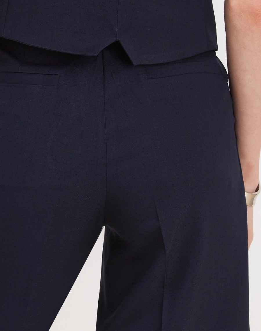 A Bermuda Mariana é confeccionado em Techno Wool Stretch, tecido que une a sofisticação da lã com a performance dos materiais tecnológicos, trazendo um visual de alfaiataria com muito mais conforto no uso diário.