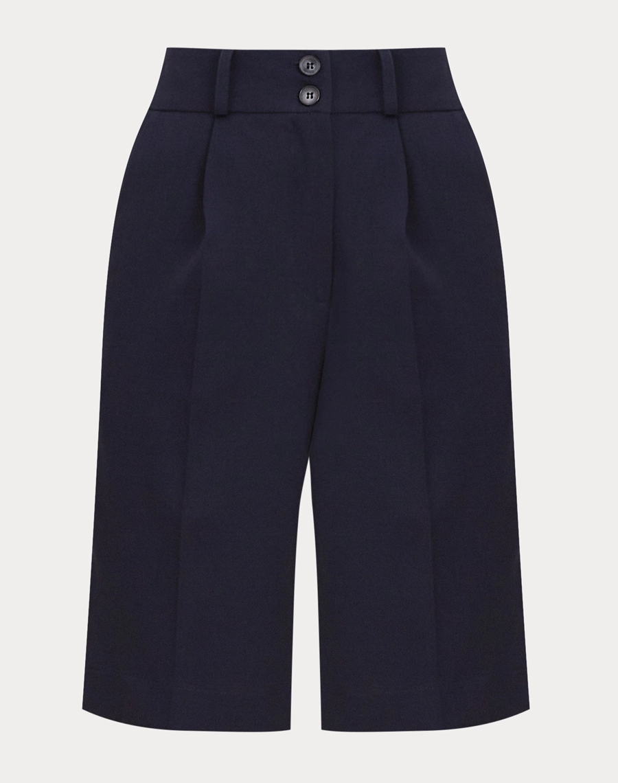 A Bermuda Mariana é confeccionado em Techno Wool Stretch, tecido que une a sofisticação da lã com a performance dos materiais tecnológicos, trazendo um visual de alfaiataria com muito mais conforto no uso diário.
