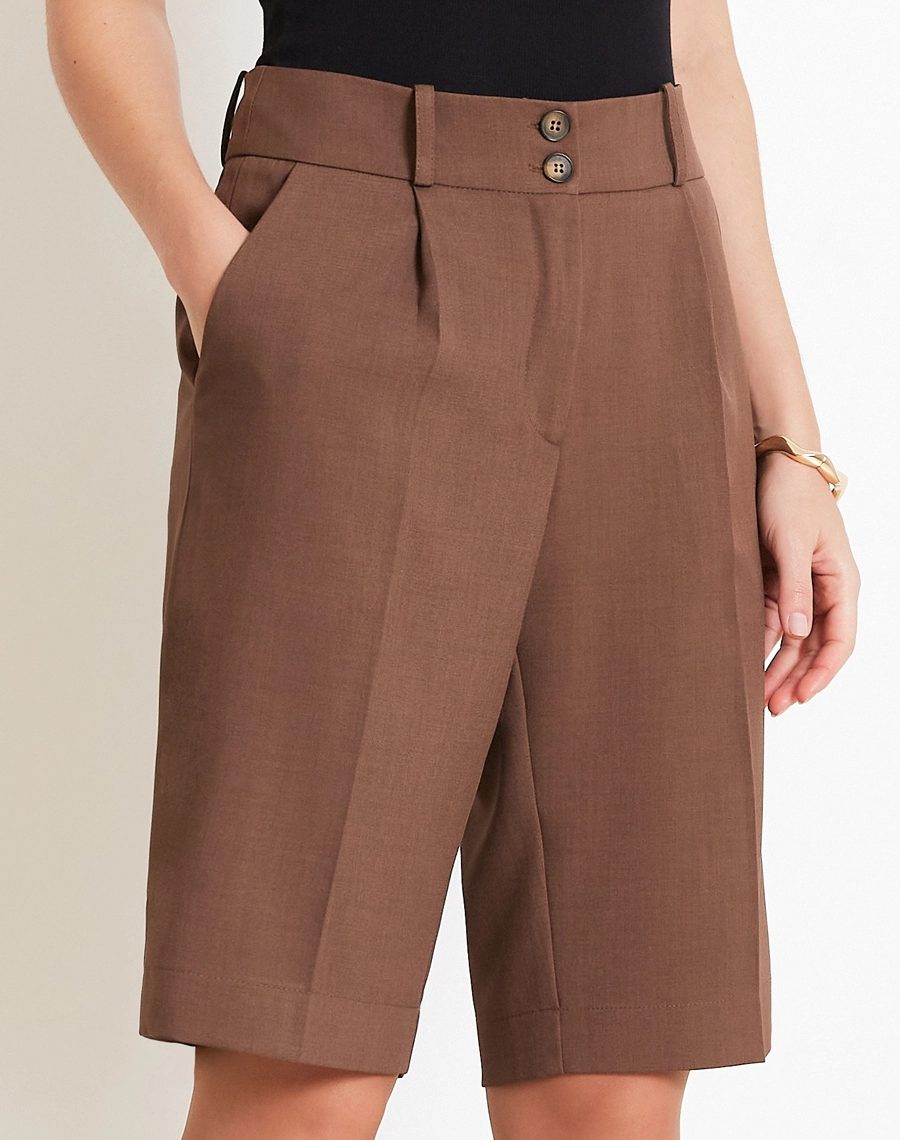 A Bermuda Mariana é confeccionado em Techno Wool Stretch, tecido que une a sofisticação da lã com a performance dos materiais tecnológicos, trazendo um visual de alfaiataria com muito mais conforto no uso diário.