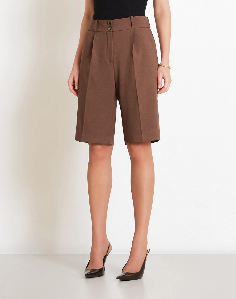 A Bermuda Mariana é confeccionado em Techno Wool Stretch, tecido que une a sofisticação da lã com a performance dos materiais tecnológicos, trazendo um visual de alfaiataria com muito mais conforto no uso diário.