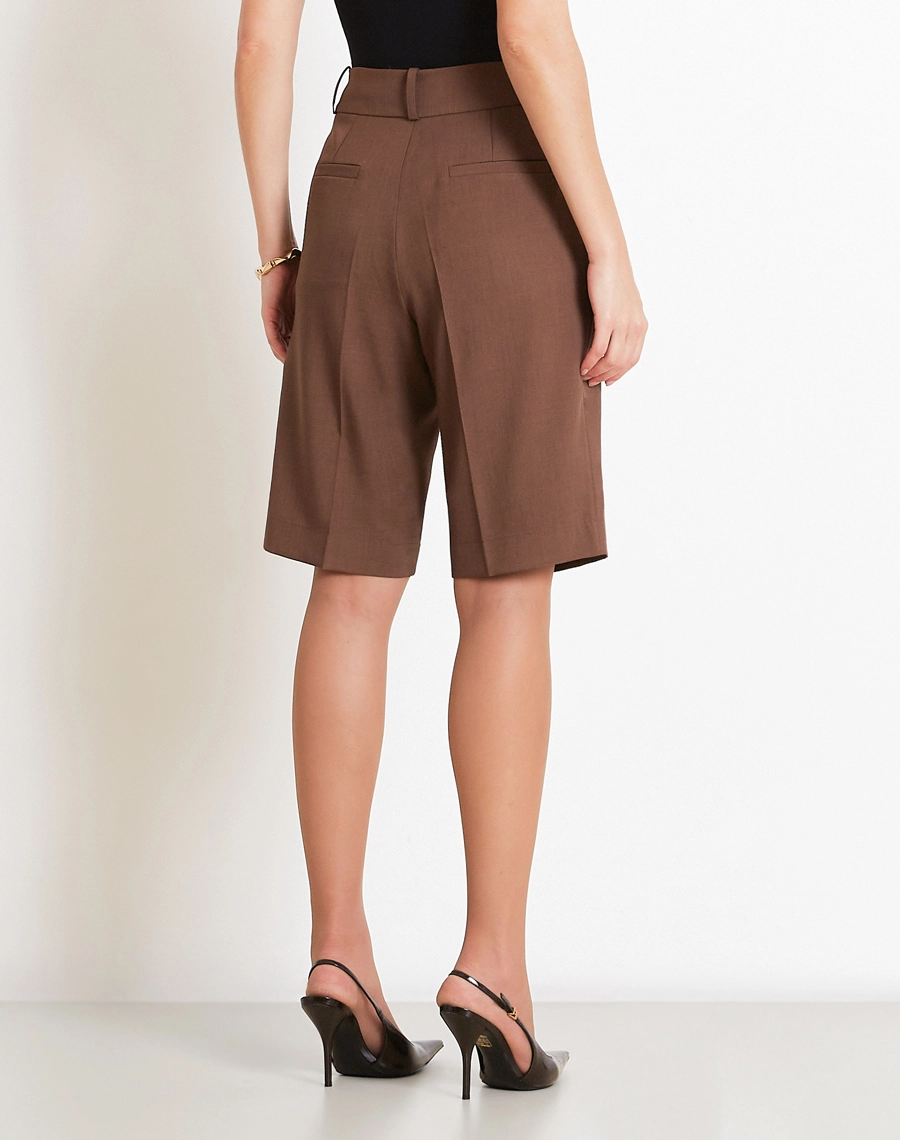 A Bermuda Mariana é confeccionado em Techno Wool Stretch, tecido que une a sofisticação da lã com a performance dos materiais tecnológicos, trazendo um visual de alfaiataria com muito mais conforto no uso diário.