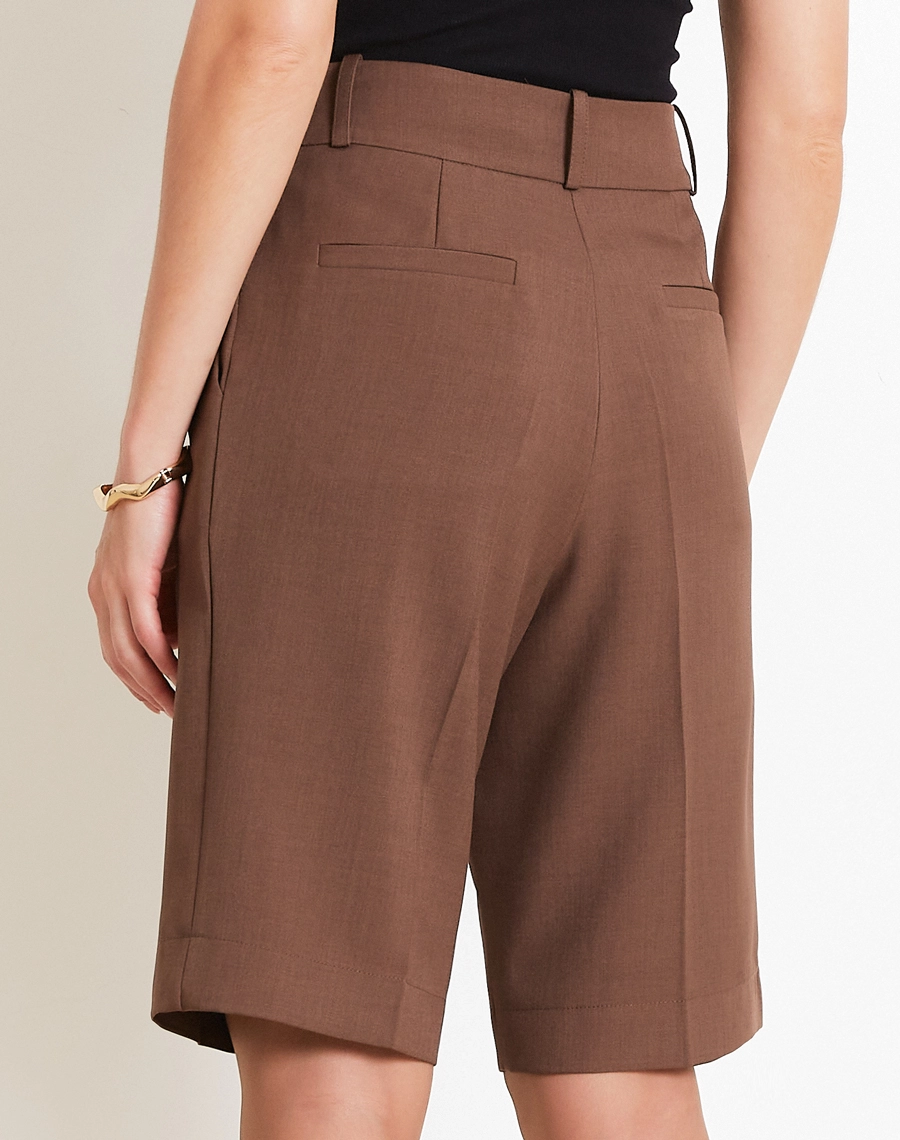 A Bermuda Mariana é confeccionado em Techno Wool Stretch, tecido que une a sofisticação da lã com a performance dos materiais tecnológicos, trazendo um visual de alfaiataria com muito mais conforto no uso diário.