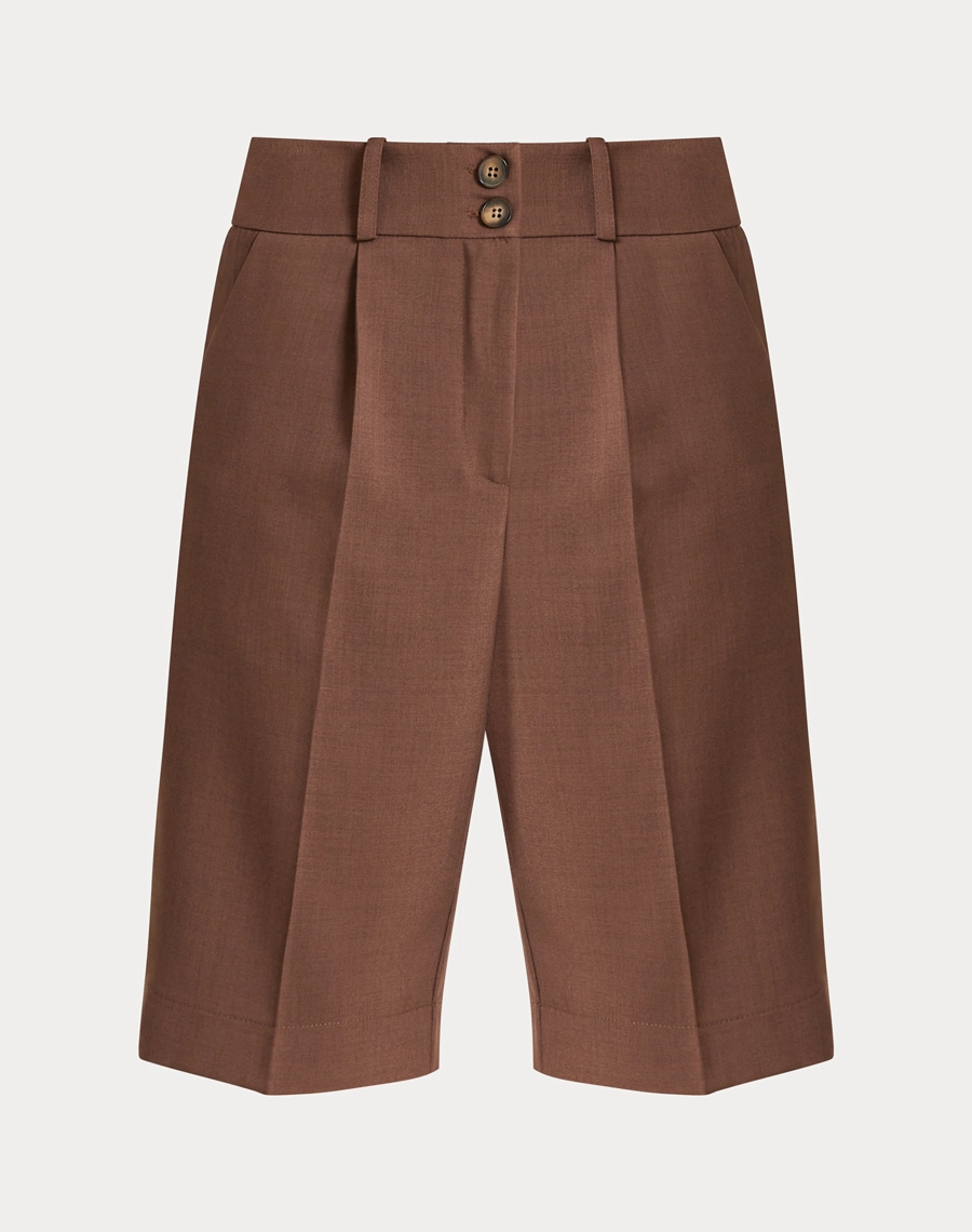 A Bermuda Mariana é confeccionado em Techno Wool Stretch, tecido que une a sofisticação da lã com a performance dos materiais tecnológicos, trazendo um visual de alfaiataria com muito mais conforto no uso diário.