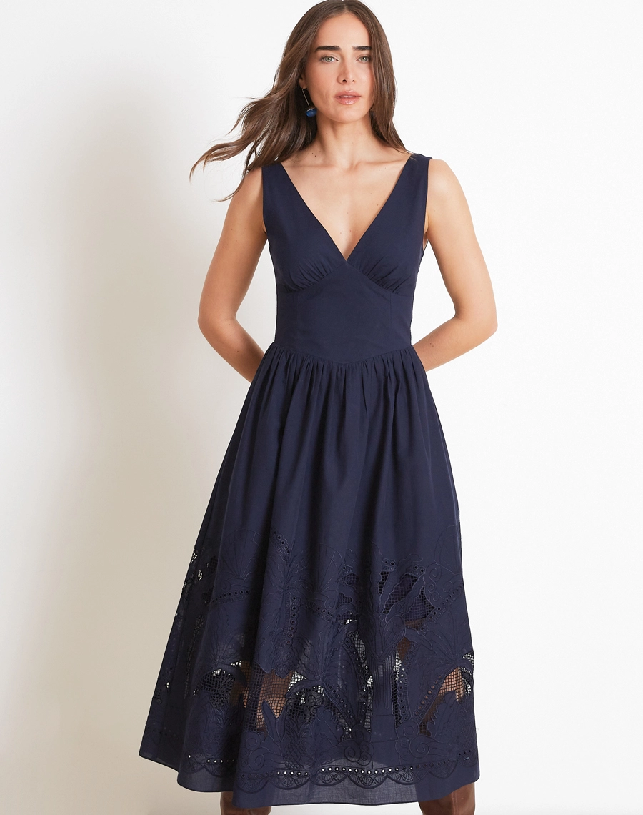 O Vestido Midi Glenda confeccionado em Tecido Cambraia Bordada, um tecido leve, fresco e sofisticado, que garante conforto e elegância.