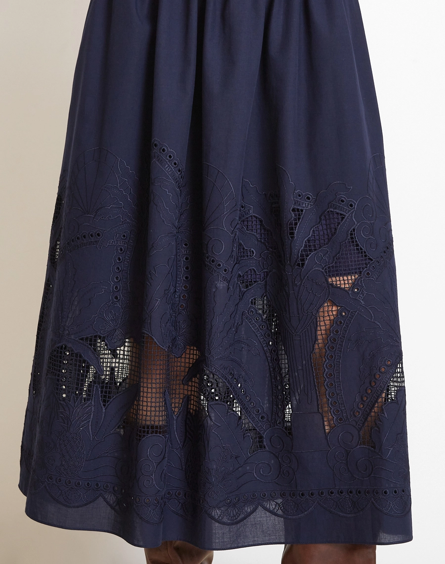 O Vestido Midi Glenda confeccionado em Tecido Cambraia Bordada, um tecido leve, fresco e sofisticado, que garante conforto e elegância.