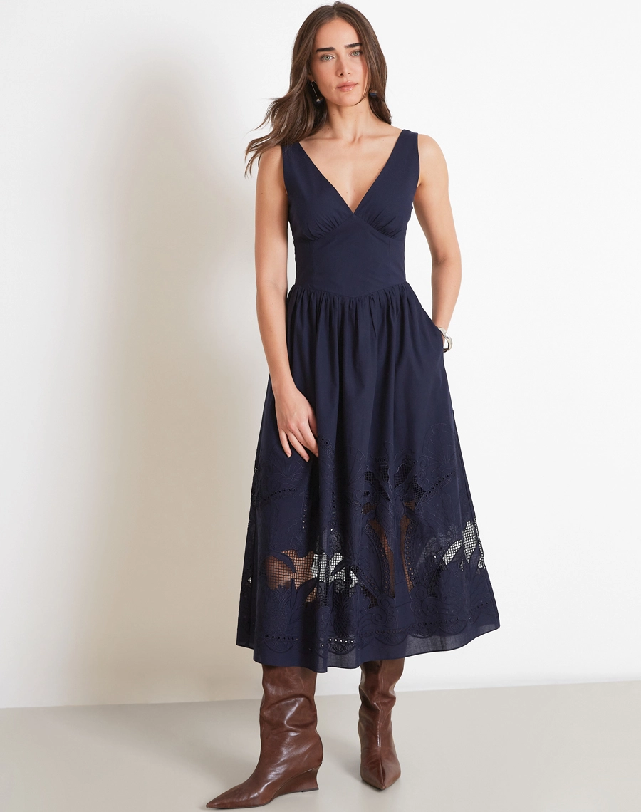 O Vestido Midi Glenda confeccionado em Tecido Cambraia Bordada, um tecido leve, fresco e sofisticado, que garante conforto e elegância.