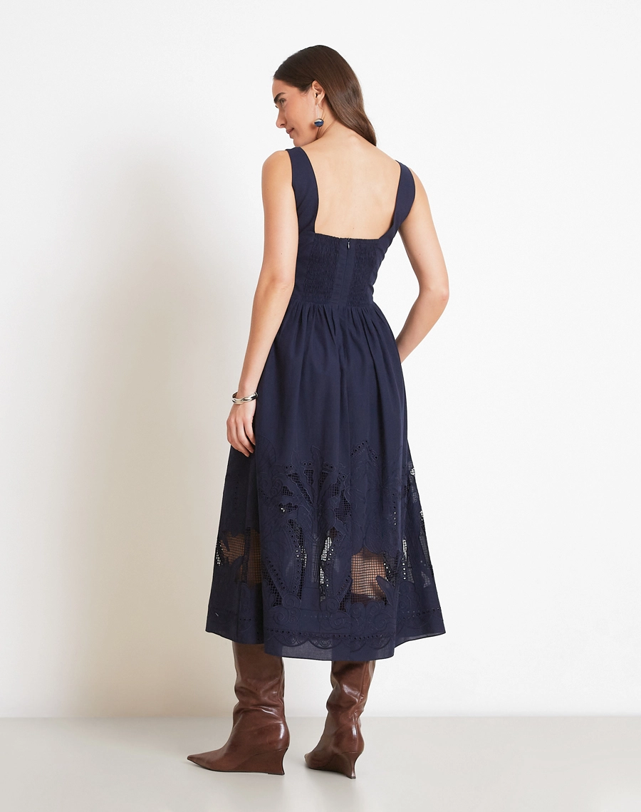 O Vestido Midi Glenda confeccionado em Tecido Cambraia Bordada, um tecido leve, fresco e sofisticado, que garante conforto e elegância.