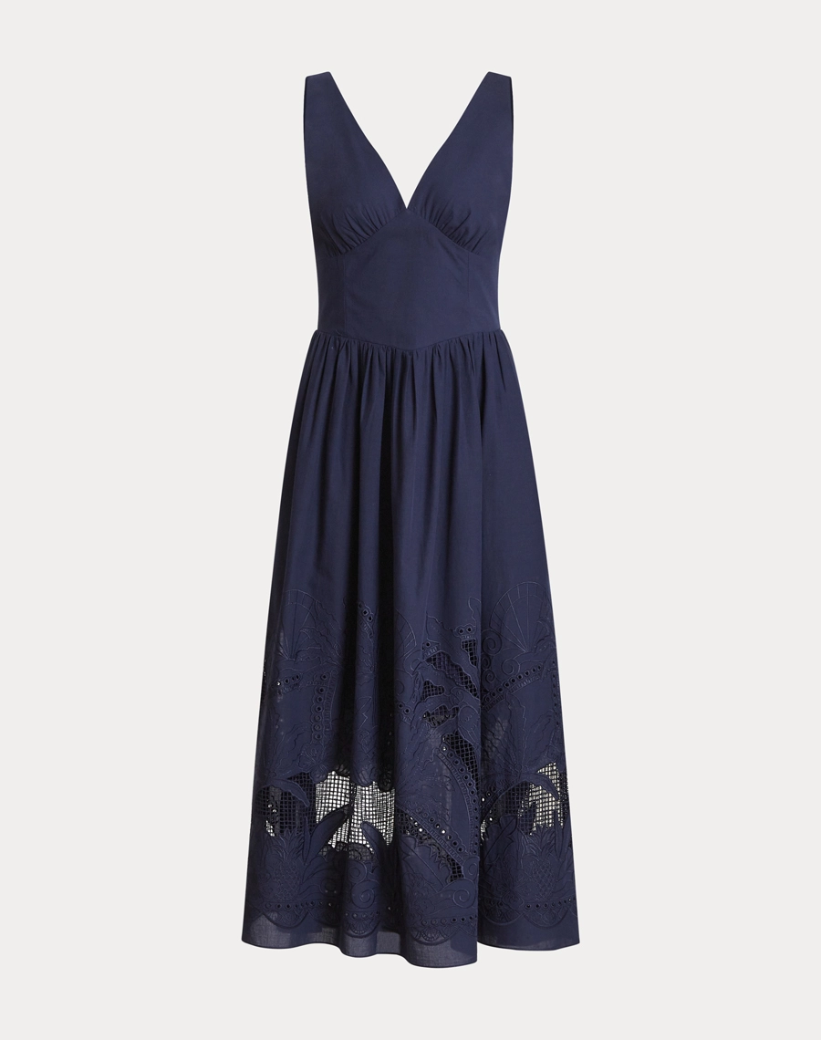 O Vestido Midi Glenda confeccionado em Tecido Cambraia Bordada, um tecido leve, fresco e sofisticado, que garante conforto e elegância.