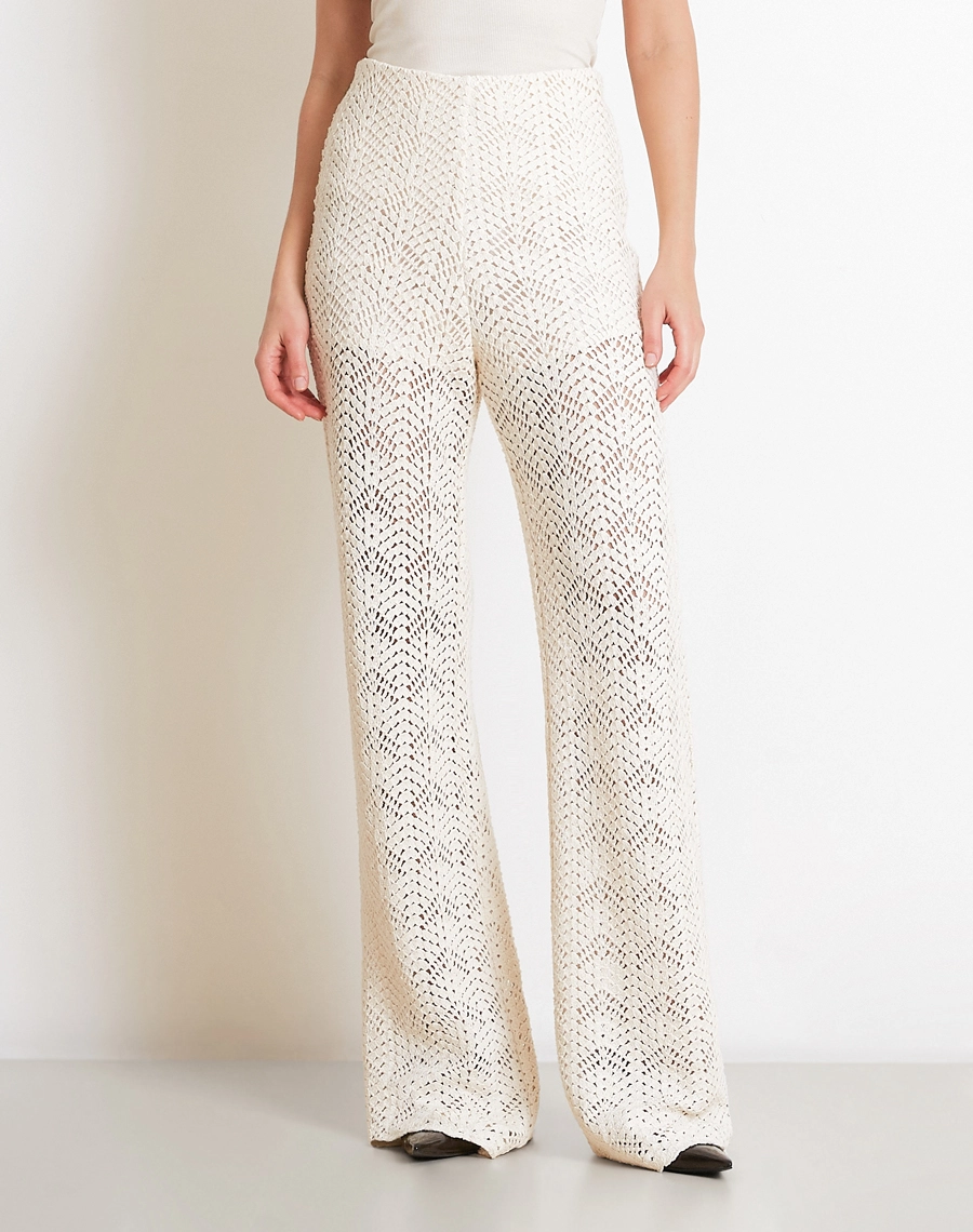A Calça Venice é confeccionada em renda, tecido delicado e sofisticado, com textura rica e acabamento refinado.