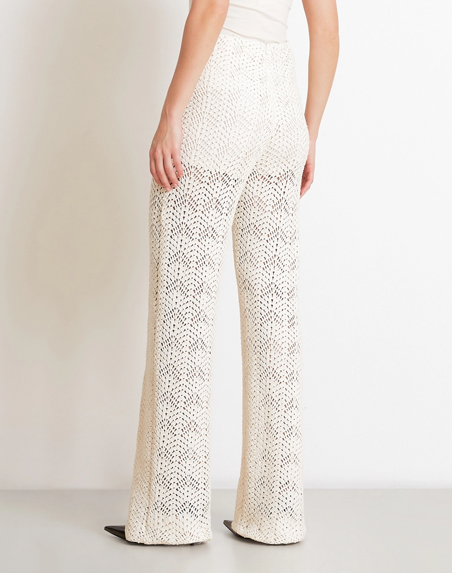 A Calça Venice é confeccionada em renda, tecido delicado e sofisticado, com textura rica e acabamento refinado.