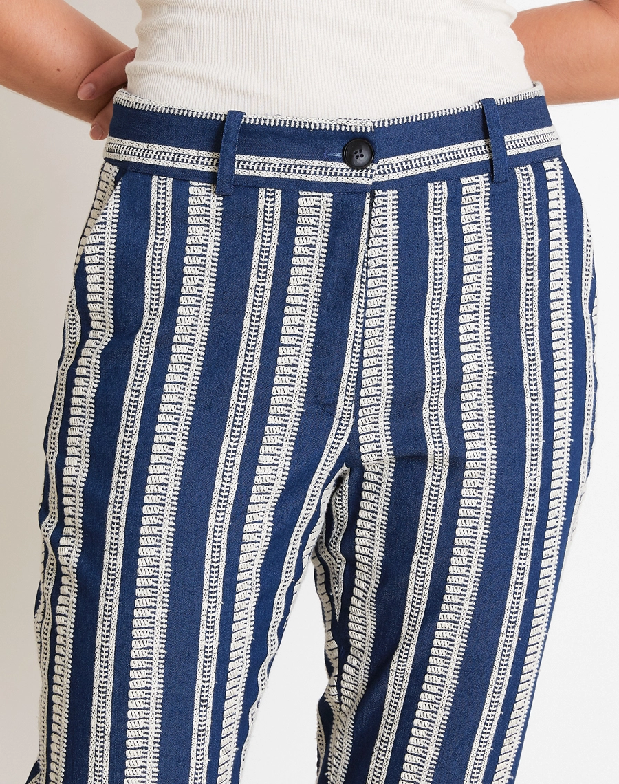 A Calça Maira é confeccionada em Jeans com toque macio e estrutura leve, proporcionando conforto ao vestir sem abrir mão da durabilidade. 