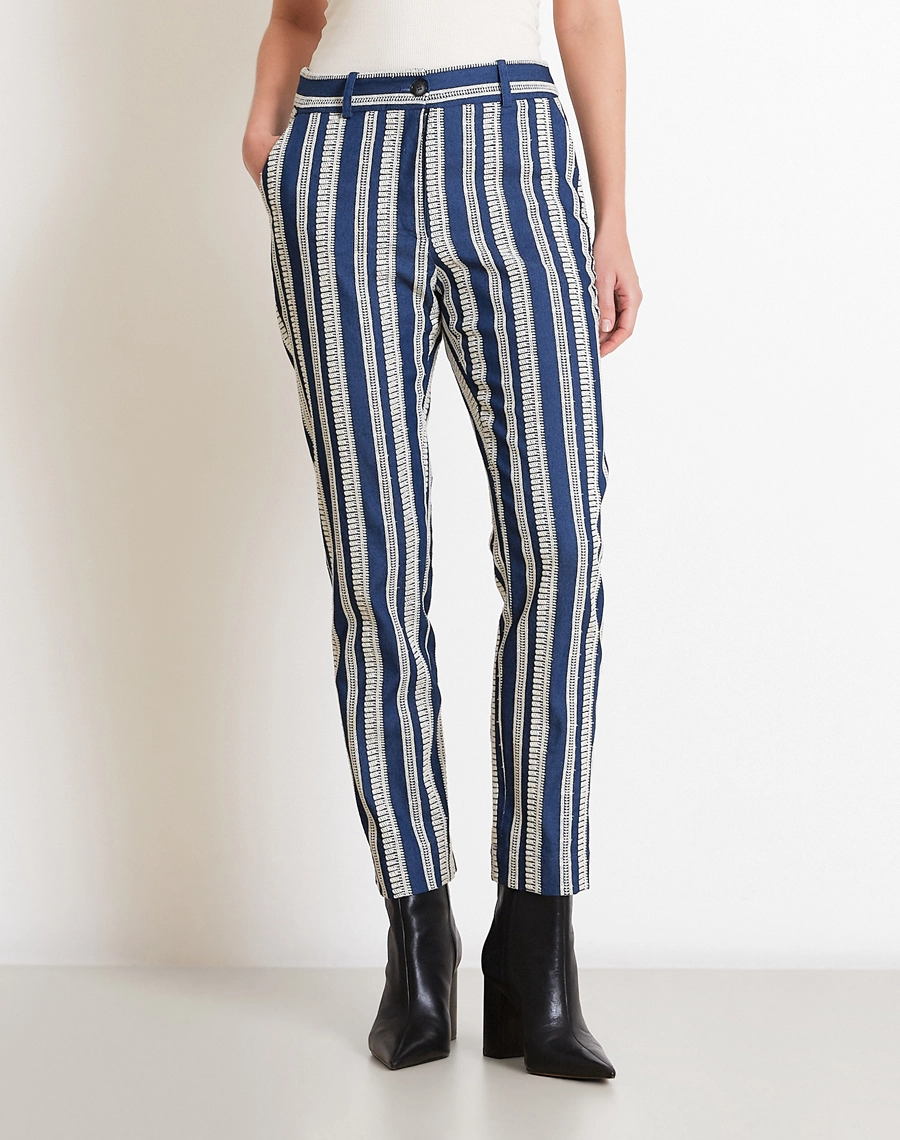 A Calça Maira é confeccionada em Jeans com toque macio e estrutura leve, proporcionando conforto ao vestir sem abrir mão da durabilidade. 
