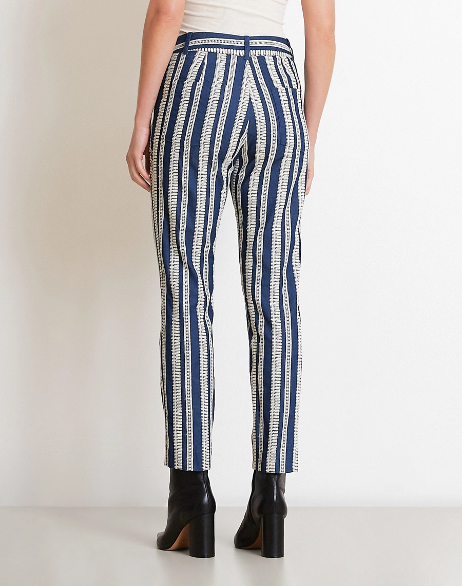 A Calça Maira é confeccionada em Jeans com toque macio e estrutura leve, proporcionando conforto ao vestir sem abrir mão da durabilidade. 