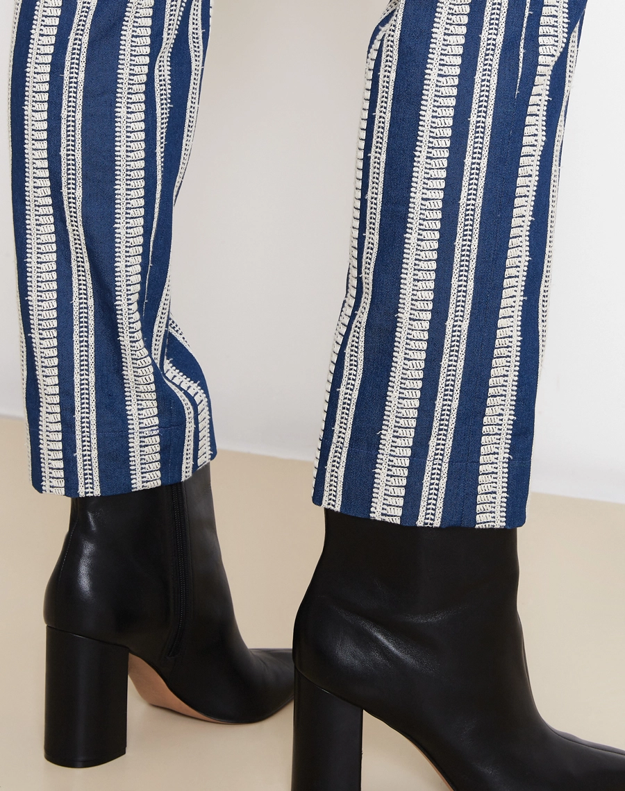 A Calça Maira é confeccionada em Jeans com toque macio e estrutura leve, proporcionando conforto ao vestir sem abrir mão da durabilidade. 