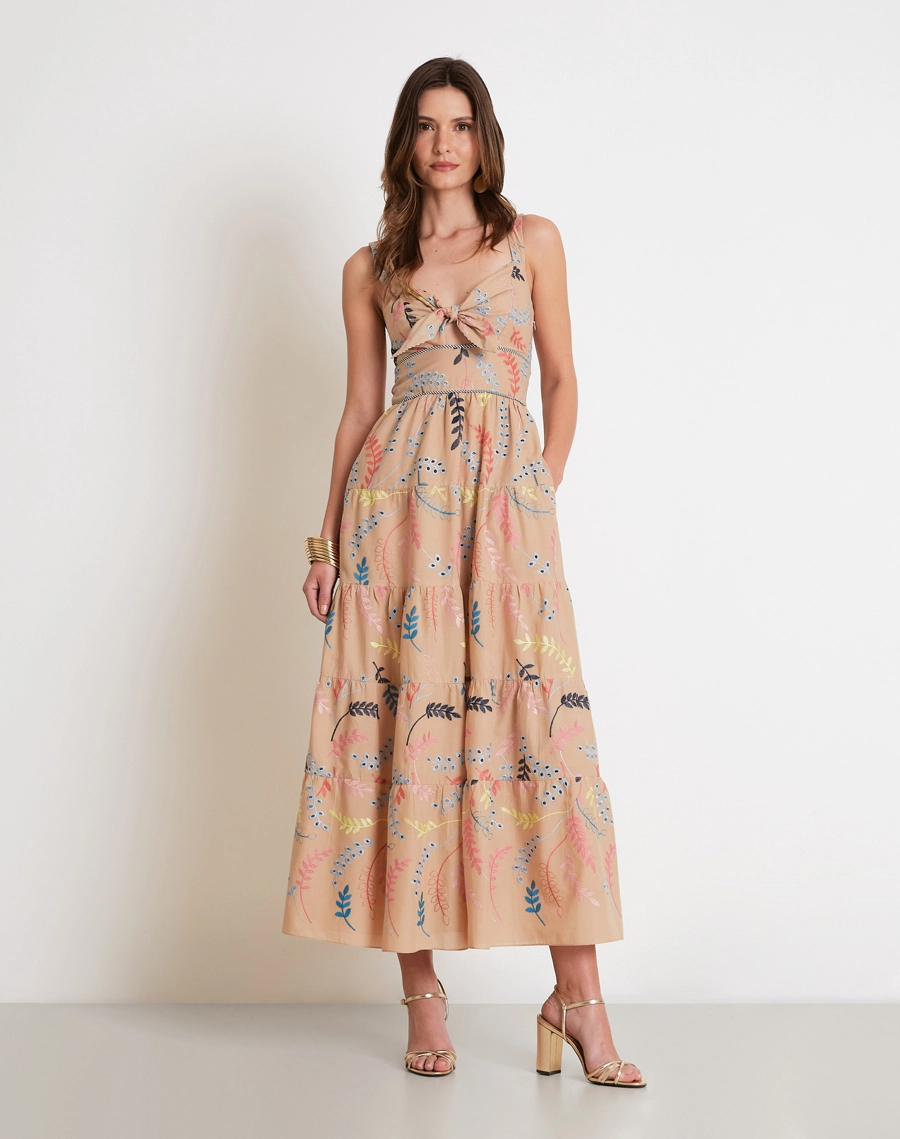 O Vestido Longo Marcy é confeccionado em laise bordada, um tecido leve, conhecido pelo seu visual delicado e elegante. 